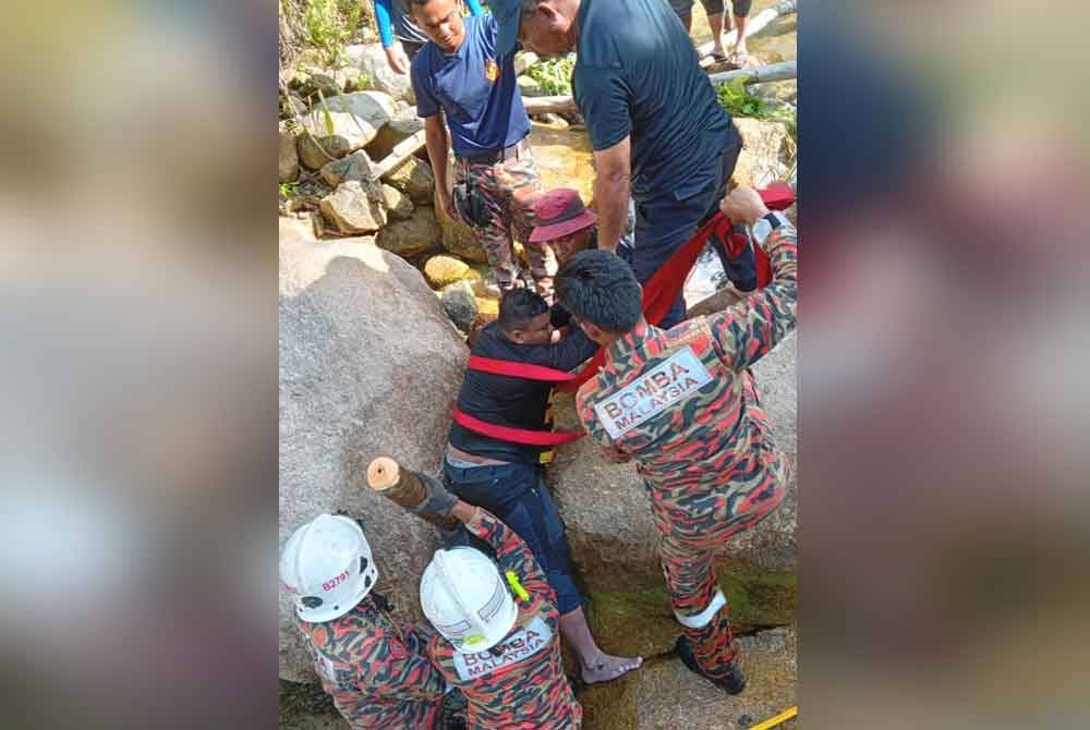 Kaki mangsa terjerlus ketika meniti di atas batu semasa hendak menjala ikan di Sungai Hulu Balai, Kampung Kuala Balah di Jeli pada Ahad. Foto Ihsan JBPM