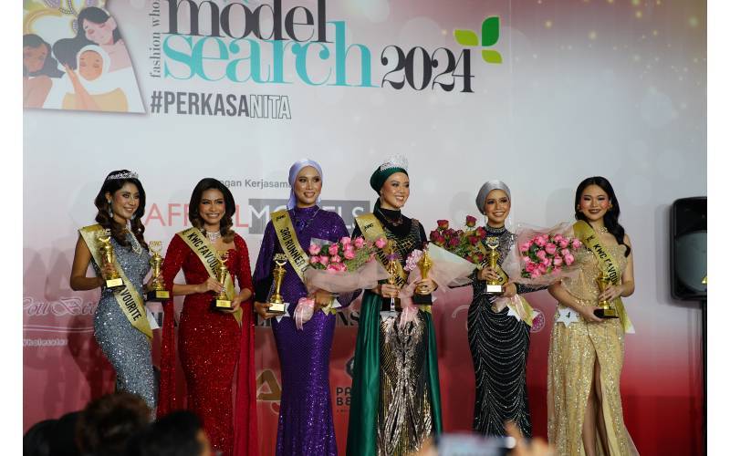 Nurul Elifa Mohd Zaini Tee (tiga, kanan) dinobatkan sebagai pemenang utama KWC Model Search 2024 bergambar bersama para pemenang lain.