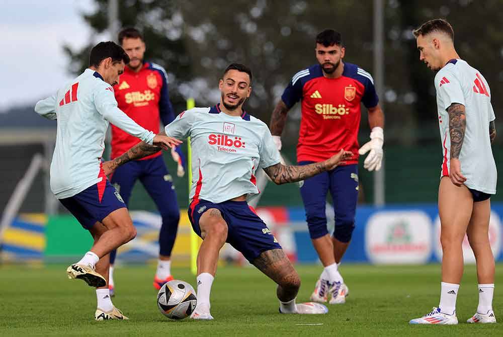 Pemain Sepanyol dalam sesi latihan sebelum pertemuan dengan Perancis pada Rabu. FOTO: AFP