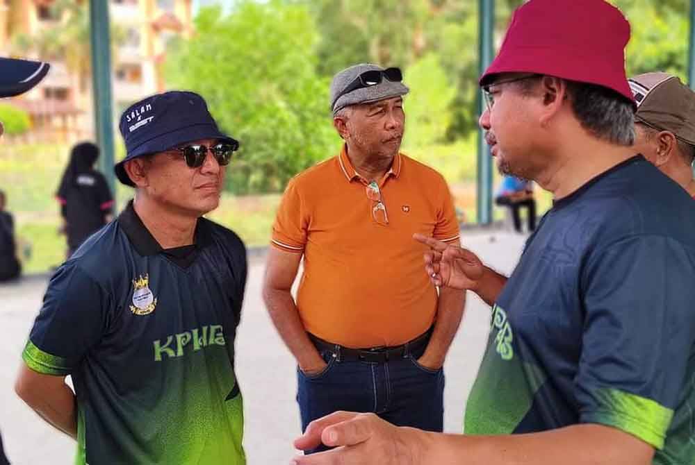 Razali (dua dari kiri) ketika melakukan lawatan di La Hot Spring di Jertih, Besut