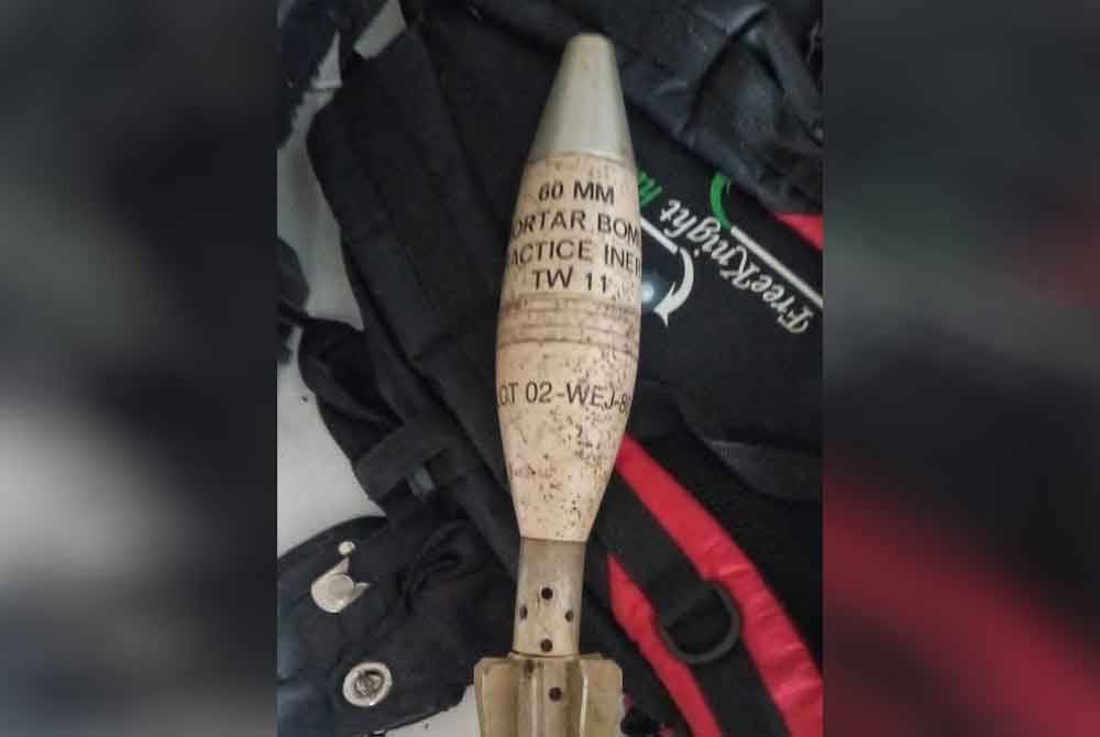 Bom mortar 60 ini ditemukan dalam sebuah rumah di Taman Bukit Tembakau, Merlimau, di Melaka, pada Sabtu lalu.