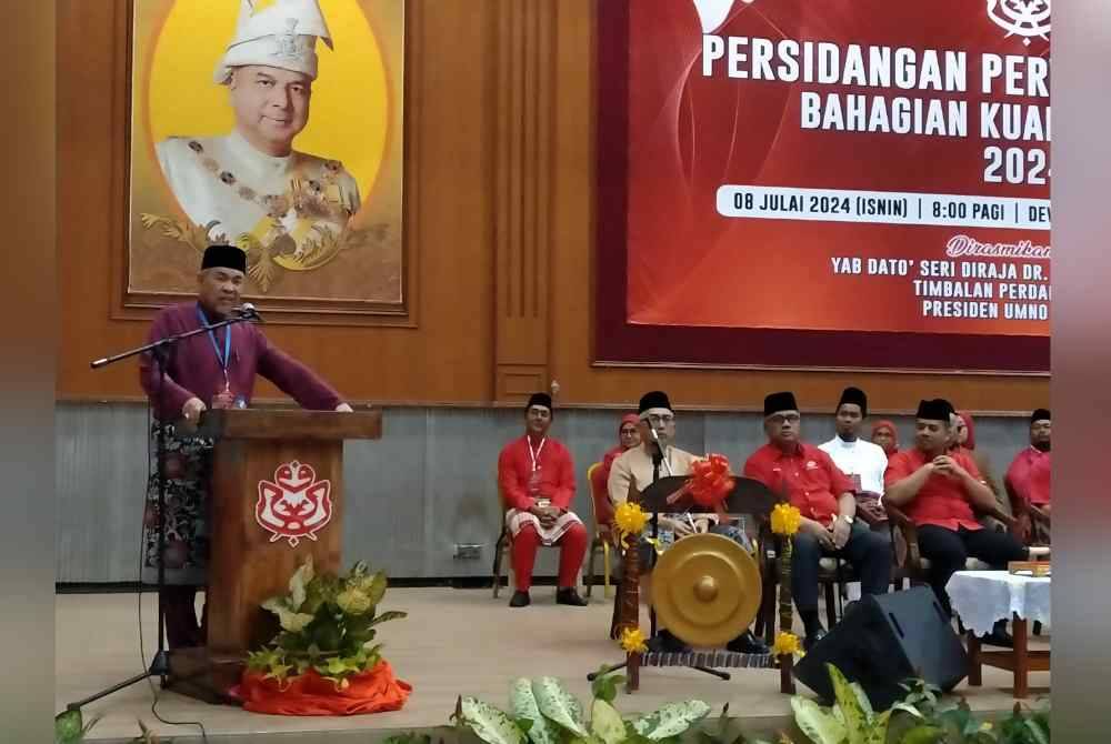 Ahmad Zahid ketika berucap merasmikan Persidangan Perwakilan UMNO Bahagian Kuala Kangsar 2024 di Dewan Jubli Perak pada Isnin.