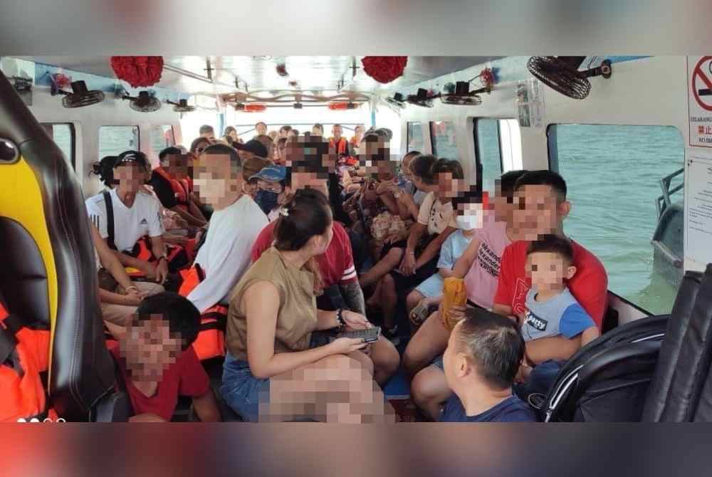 Hasil pemeriksaan mendapati vesel itu membawa 45 orang penumpang yang melebihi had dibenarkan dan tidak memakai jaket keselamatan. - Foto Maritim Malaysia