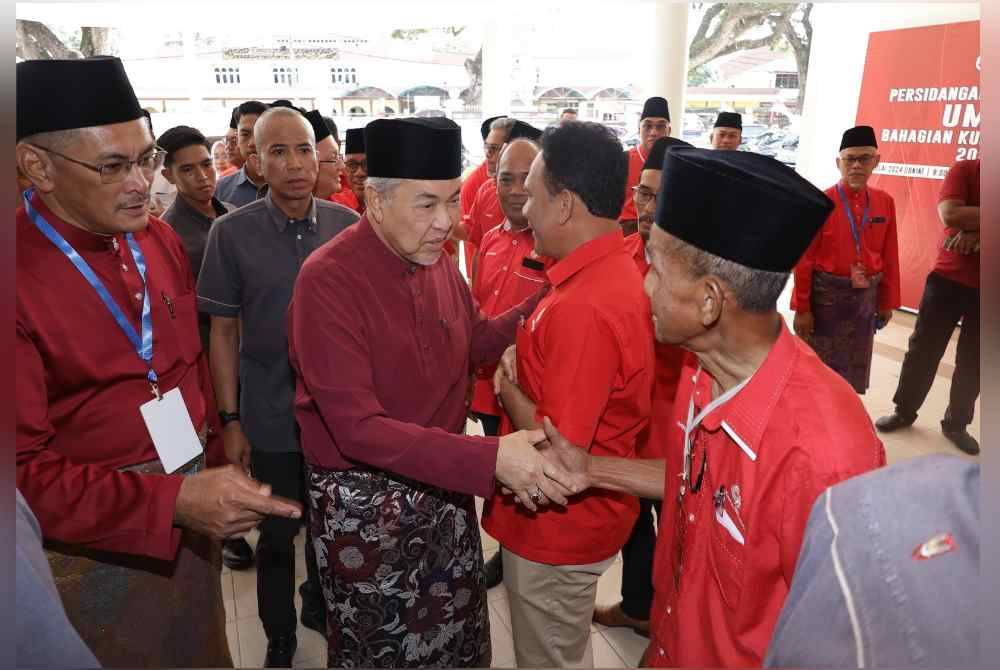 Ahmad Zahid (dua dari kiri) menyantuni perwakilan yang hadir ketika merasmikan Persidangan Perwakilan UMNO Bahagian Kuala Kangsar 2024 di Dewan Jubli Perak pada Isnin.