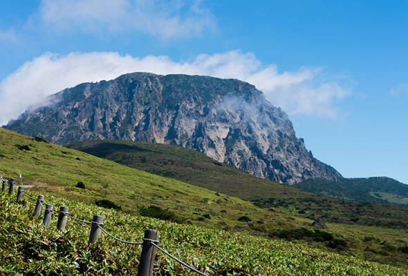 Gunung Halla berketinggian 1,947 meter adalah gunung tertinggi di Korea Selatan terletak di destinasi percutian popular, Pulau Jeju. Foto Adobe Stock