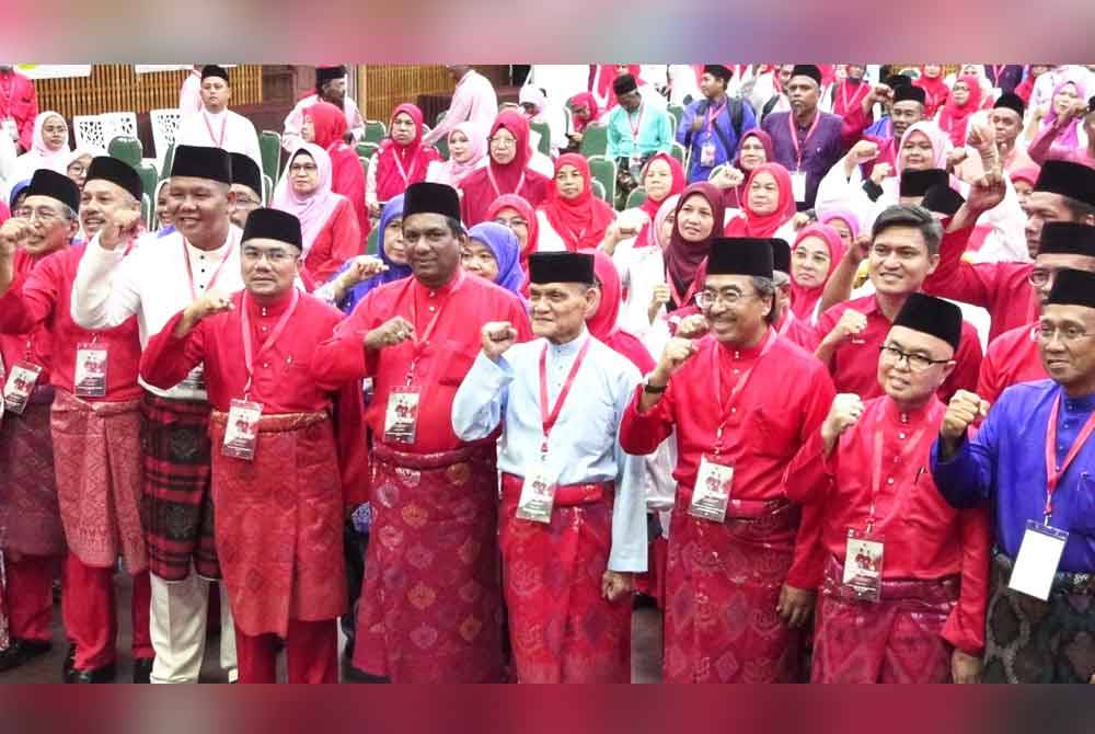 Johari (tiga dari kanan) bersama Mohamad Zaini (dua dari kanan) bergambar kenangan bersama tetamu dan pewakilan yang hadir.