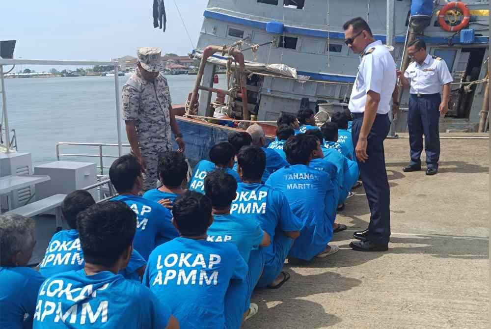 Khairulanuar (tengah) memeriksa seramai 20 orang kru serta tekong yang ditahan