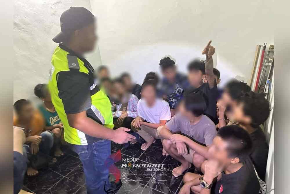 Sebahagian warga asing yang ditahan dalam operasi dijalankan oleh JIM Johor di sekitar Johor Bahru, Batu Pahat dan Mersing.