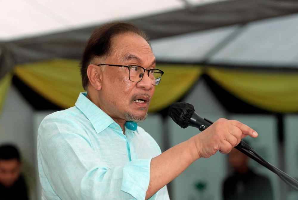 Anwar berucap pada Lawatan Muhibbah dan Majlis Hi-Tea di Kompleks Pendidikan Al-Ummah ABIM (KPU) Chepor, pada Isnin. Foto Bernama