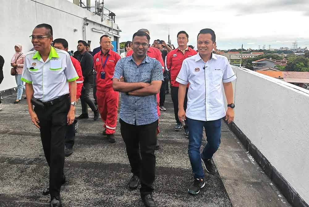 Nik Nazmi (kanan) melawat kilang penapisan minyak mentah di Port Dickson yang didakwa menyebabkan pencemaran.