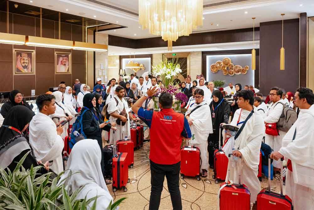 Jemaah mendengar taklimat yang disampaikan mutawif MKM sebaik sahaja tiba dekat hotel di Tanah Suci.