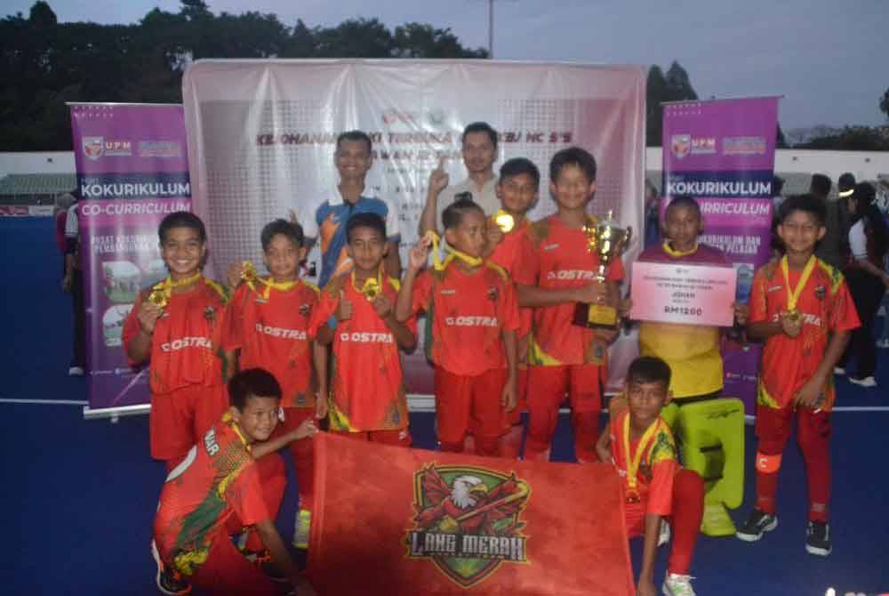 XBJ LM Raptors juara kategori lelaki.