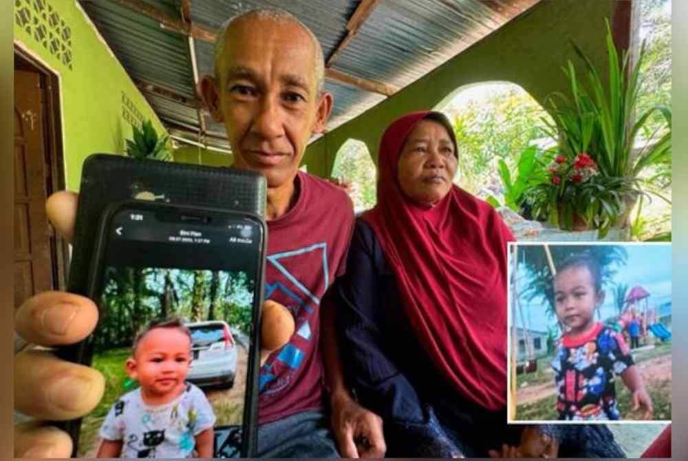 Muhammad Nazar menunjukkan gambar Muhammad Luth ketika ditemui pemberita di rumahnya di Kampung Padang Ubi. Gambar kecil: Muhammad Akil.