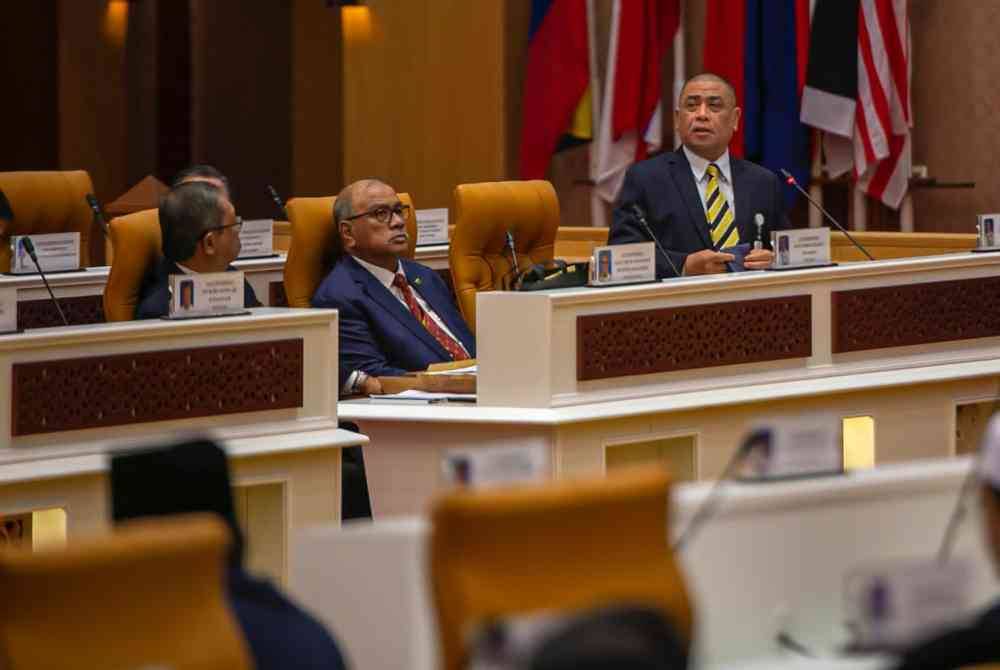 Saarani (kanan) ketika menjawab soalan tambahan sempena Mesyuarat Kedua, Tahun Kedua, Dewan Negeri ke-15 Perak di Bangunan Perak Darul Ridzuan di sini pada Selasa.