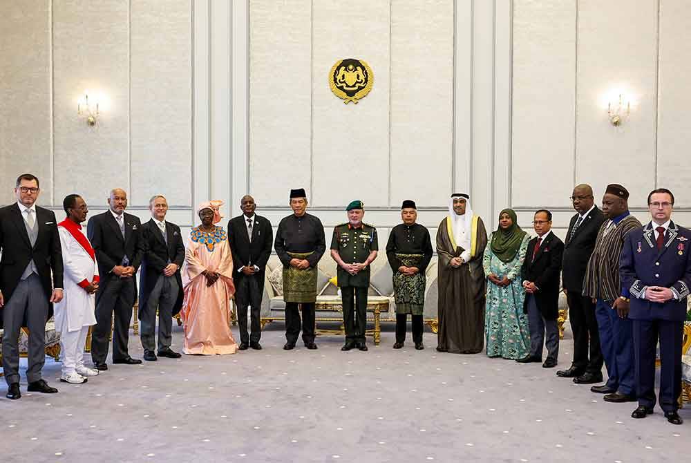 Sultan Ibrahim berkenan bergambar bersama 12 ketua perwakilan asing ke Malaysia selepas menerima watikah pelantikan di Istana Negara pada Selasa. Foto Bernama