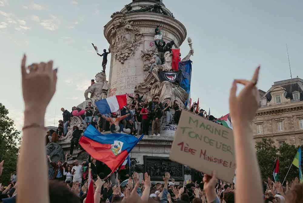 Orang ramai berhimpun di Place de la République di Paris selepas pengumuman keputusan pusingan kedua Pilihan Raya Parlimen tersebut. Foto Agensi