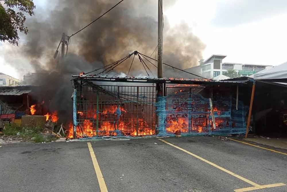 Enam khemah musnah dalam kejadian kebakaran di Jalan Suasa, Kawasan Perusahaan Uptown Banting, Selangor pada Selasa. Foto JBPM