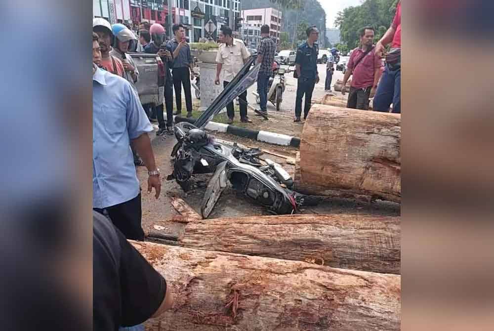 Seorang wanita nyaris maut apabila motosikal ditunggangnya dihempap kayu balak dalam kejadian di Persimpangan Bendahara Jalan Gua Musang-Kuala Krai pada Selasa. Foto ihsan pembaca