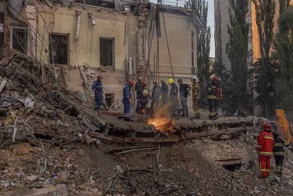 Hospital Kanak-kanak Ohmatdyt yang musnah akibat serangan misil di Kiev pada Isnin. - Foto AFP