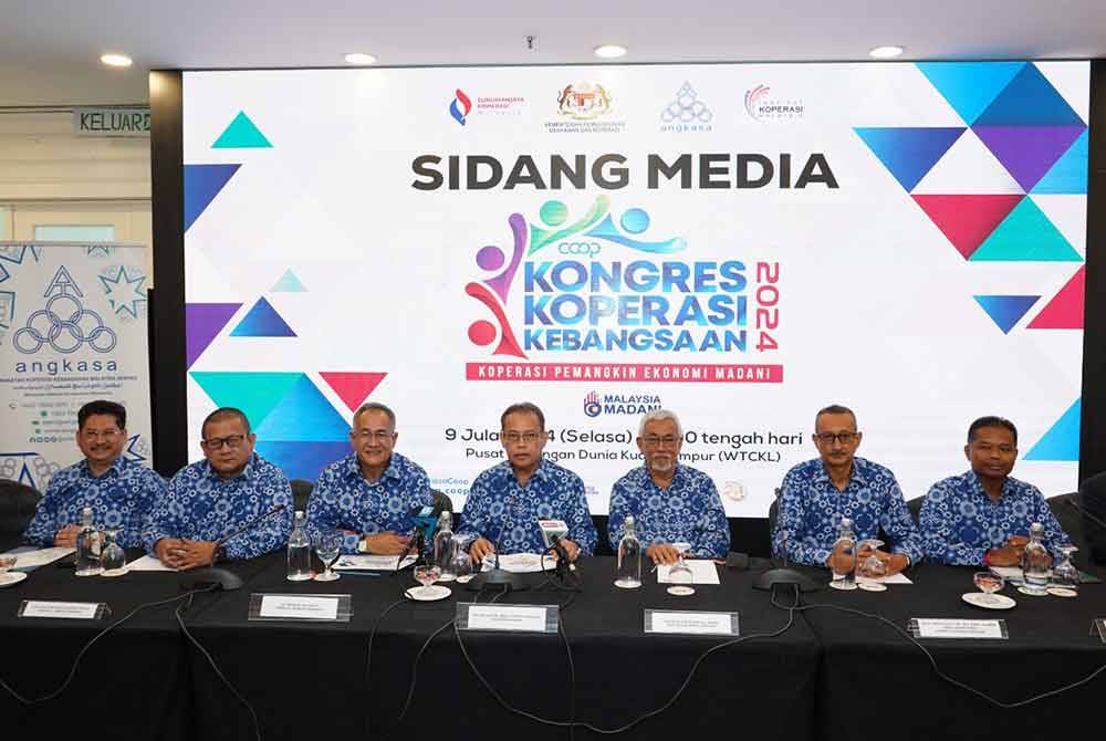 Abdul Fattah (tengah) ketika sidang media Kongres Koperasi Kebangsaan 2024 di WTC di sini pada Selasa.