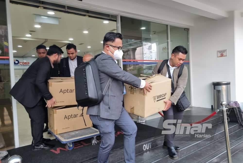 Sekumpulan anggota penyiasat SPRM membawa keluar tiga kotak dipercayai berisi dokumen dari bangunan HRD Corp di Jalan Beringin, Kuala Lumpur pada Selasa.
Foto HISYAMUDDIN AYUB