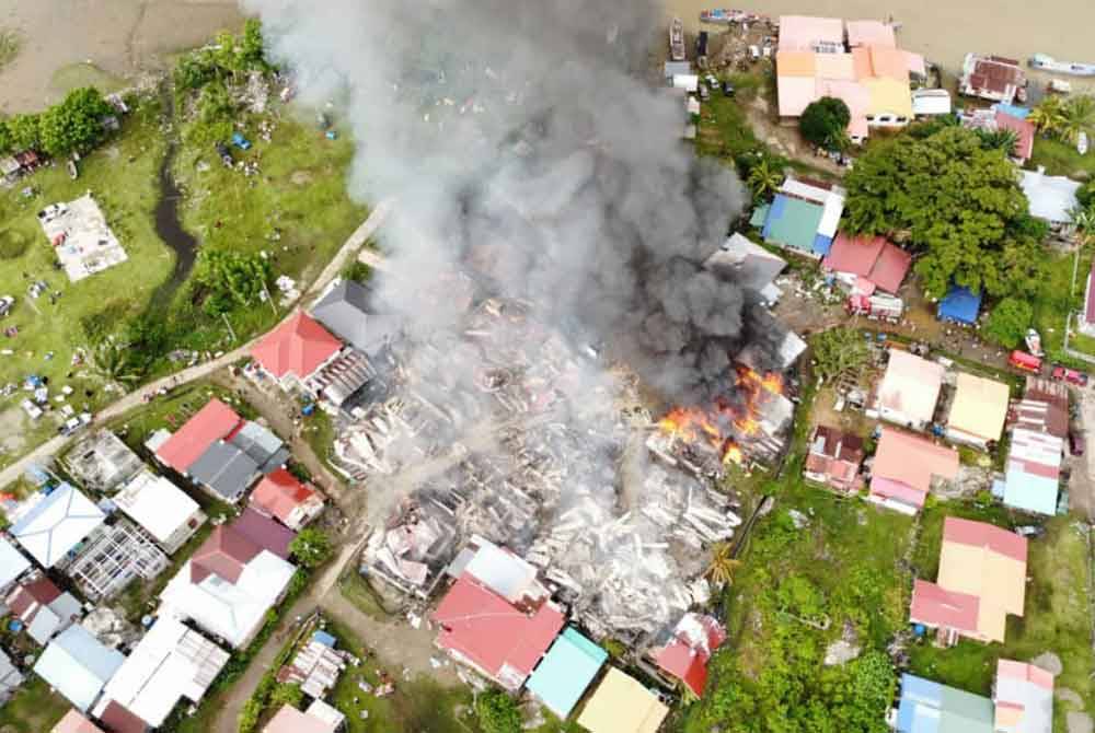 Sekurang-kurangnya 10 rumah dalam kebakaran di Kampung Kuala Abai di sini, pada Selasa.