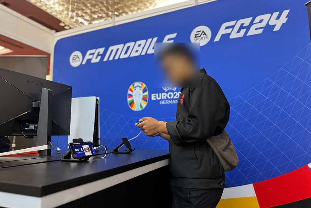 Orang ramai boleh mencuba permainan video EA Sports FC24 dan EA Sports FC Mobile dalam &#039;Fastest Goal Challenge&#039; sempena Riuh Euro di Restoran Hakim bermula dari malam 14 Julai hingga awal pagi 15 Julai.