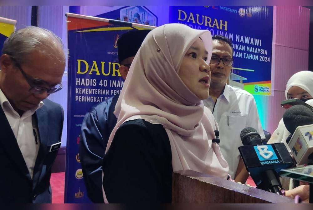 Fadhlina (dua kiri) pada sidang akhbar di sebuah hotel di Perlis pada Selasa.