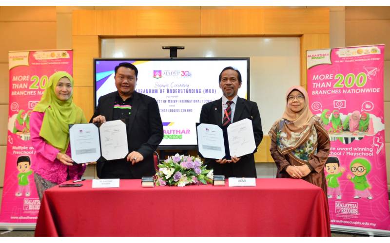 Pengarah Al Kauthar Eduqids (AKE), Datuk Dr Bakhtiar Aliff Ibrahim (dua dari kiri) bersama Naib Canselor Kolej Universiti Antarabangsa MAIWP (UCMI), Prof Dr Wan Mohd Azizi Wan Sulaiman (dua dari kanan) menandatangani MoU antara AKE dan UCMI yang diadakan di Kampus Bandar pada Selasa.