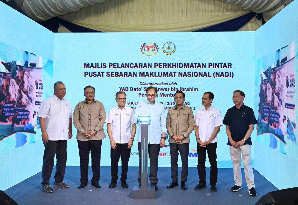 Anwar (empat dari kiri) menyempurnakan gimik perasmian Perkhidmatan Pintar NADI Kampung Dato&#039; Ahmad Said Tambahan 2 pada Isnin.