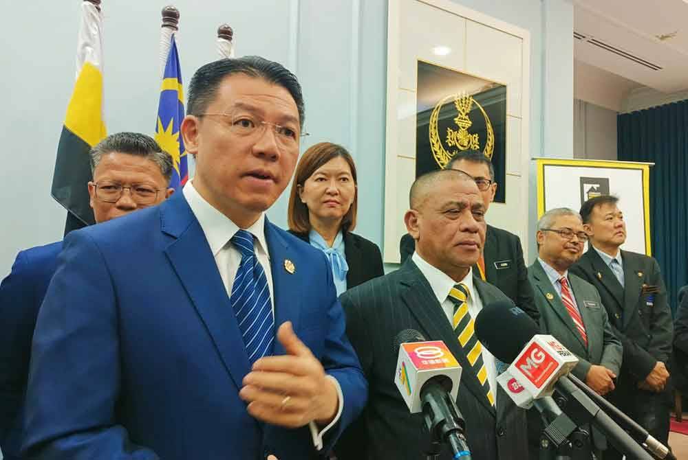 Kor Ming (kiri) dalam sidang akhbar pada Rabu.