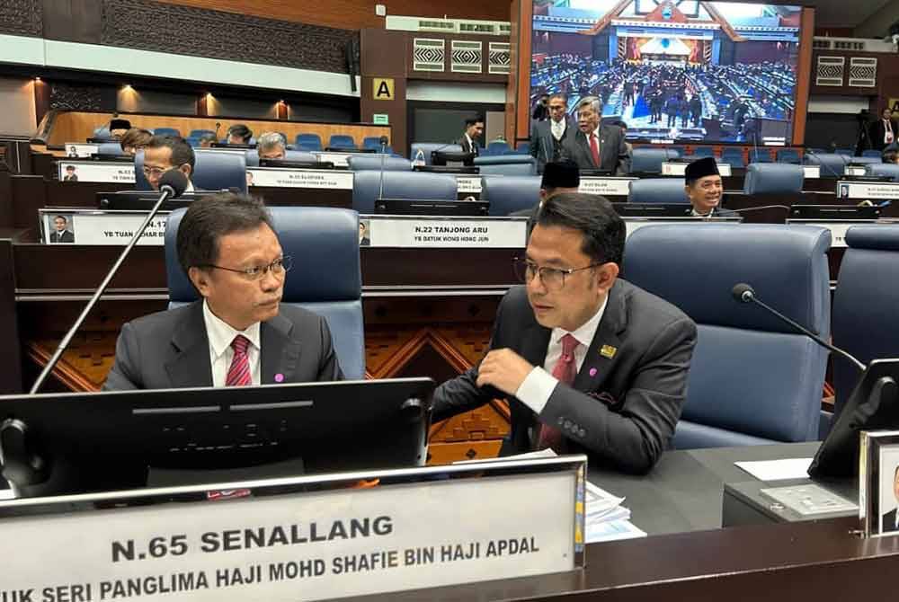 Mohd Shafie (kiri) bersama ADUN Merotai, Sarifuddin Hata ketika sidang DUN Sabah.