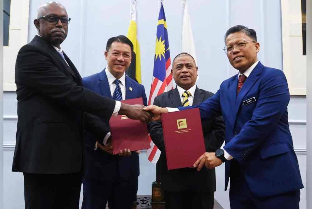 Saarani (dua dari kanan) bersama Kor Ming menyaksikan pertukaran MoU antara LPHP dengan JPN pada Rabu.