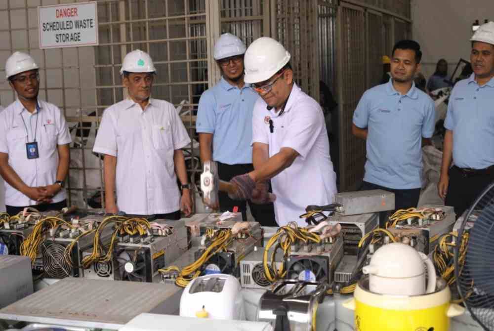 Akmal Nasrullah melakukan gimik pelupusan barangan rampasan di pusat pembuangan dan pelupusan logam di Balakong, Selangor pada Rabu. Foto ST