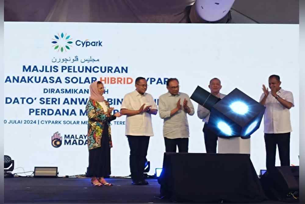 Ahmad Samsuri (kiri) ketika Majlis Pelancaran Loji Janakuasa Solar Cypark Solar Merchang pada Rabu.