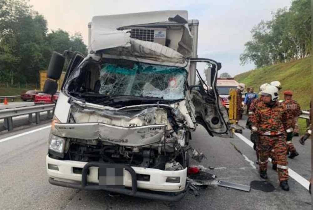 Seorang kelindan lori maut, manakala pemandunya cedera selepas kenderaan mereka dipercayai dilanggar sebuah lori di Kilometer 245.1, Lebuhraya Utara Selatan, arah utara, dekat Kuala Kangsar, pagi Rabu. Foto ihsan bomba