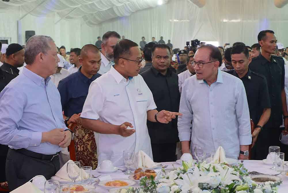 Perdana Menteri, Datuk Seri Anwar Ibrahim (kanan) memperkatakan sesuatu kepada Menteri Besar Terengganu, Datuk Seri Dr Ahmad Samsuri Mokhtar (tengah) pada Majlis Peluncuran Loji Janakuasa Solar Hibrid Cypark di Cypark Solar Merchang, pada Rabu. Foto Bernama