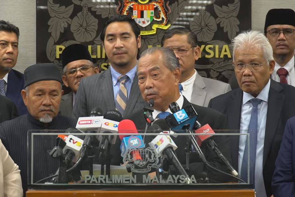 Muhyiddin (tengah) ketika sidang media di Parlimen pada Rabu.