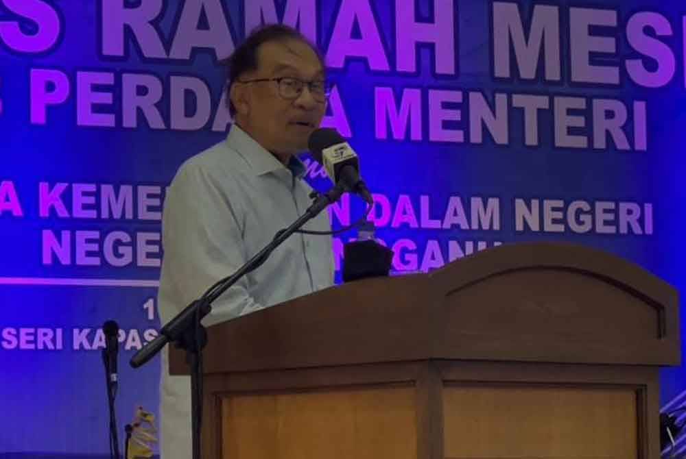 Anwar ketika ketika berucap pada majlis ramah mesra beliau bersama warga Kementerian Dalam Negeri Negeri Terengganu di Dewan Seri Kapas, IPD Maran.