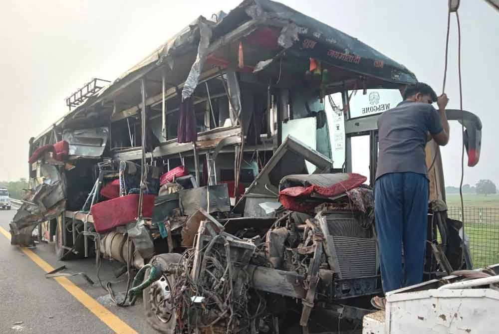 Keadaan bas remuk selepas terlibat kemalangan. Foto Agensi.