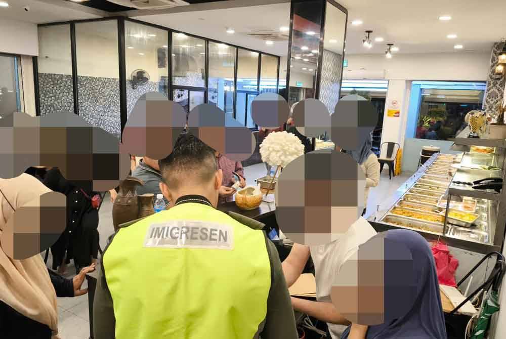 Antara pekerja warga asing yang diperiksa dalam serbuan dekat sebuah restoran makanan Asia Selatan dekat Bukit Bintang di sini pada Selasa.