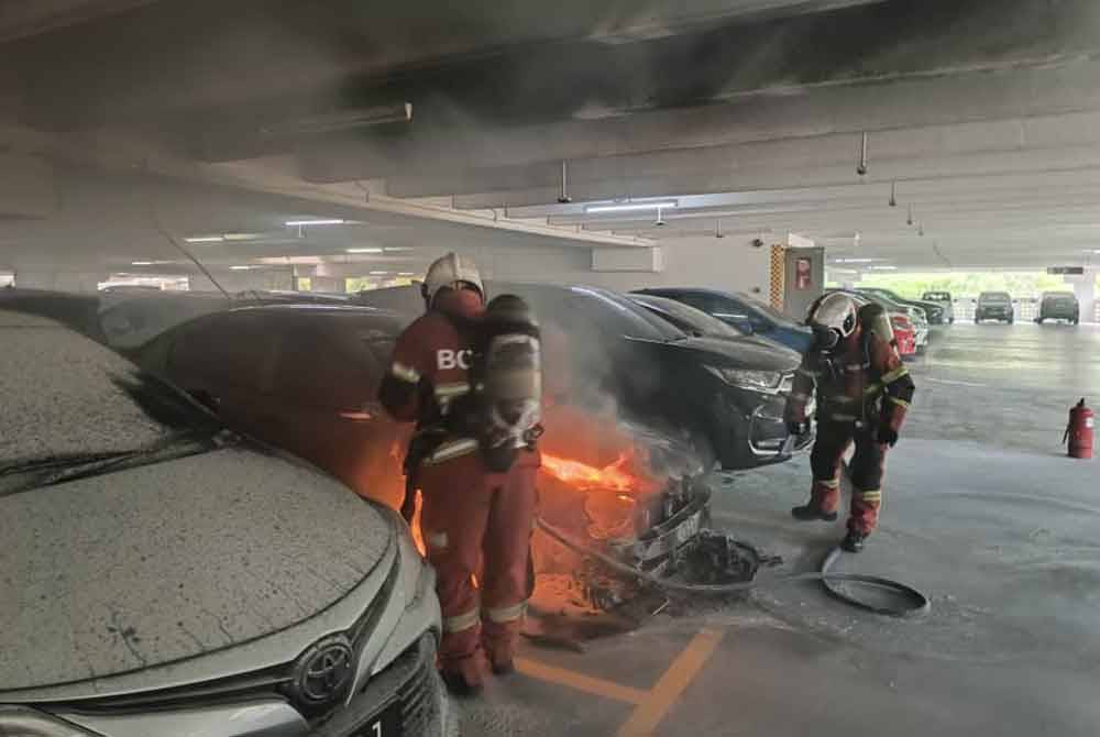 Anggota Bomba dan Penyelamat memadamkan kebakaran kenderaan di kawasan parkir Stesen Transit Aliran Ringan (LRT) Gombak, Taman Melati, di sini, pada Rabu.