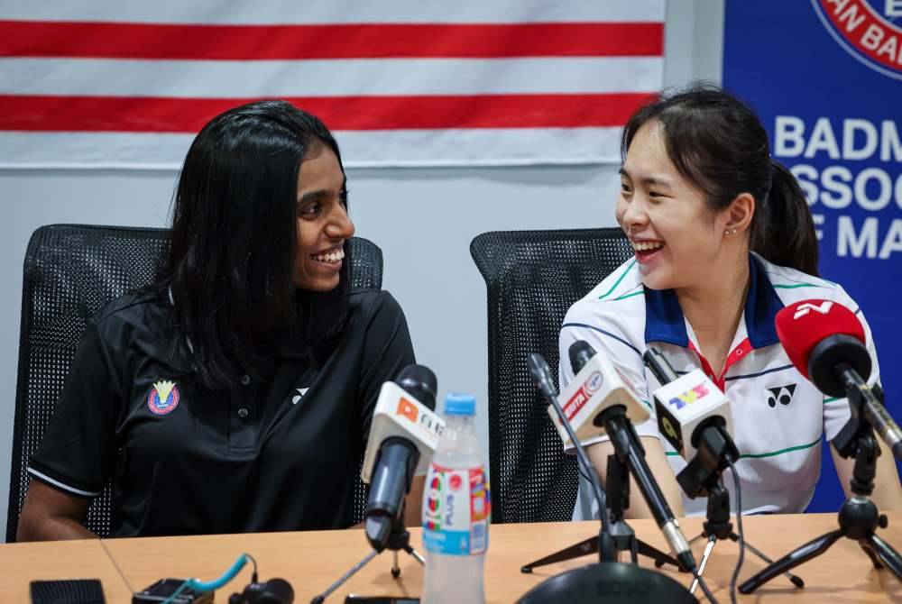 Pearly (kanan) dan Thinaah dalam sidang media di Bukit Kiara pada Rabu. Foto Bernama