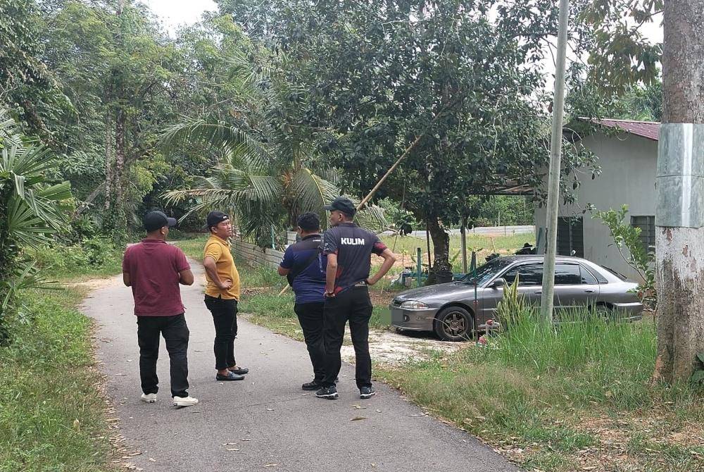 Pemeriksaan dibuat sekitar lokasi kejadian yang dikatakan mempunyai peket keropok tergantung di dawai besi pagar disyaki mengandungi racun bagi tujuan perangkap haiwan liar.