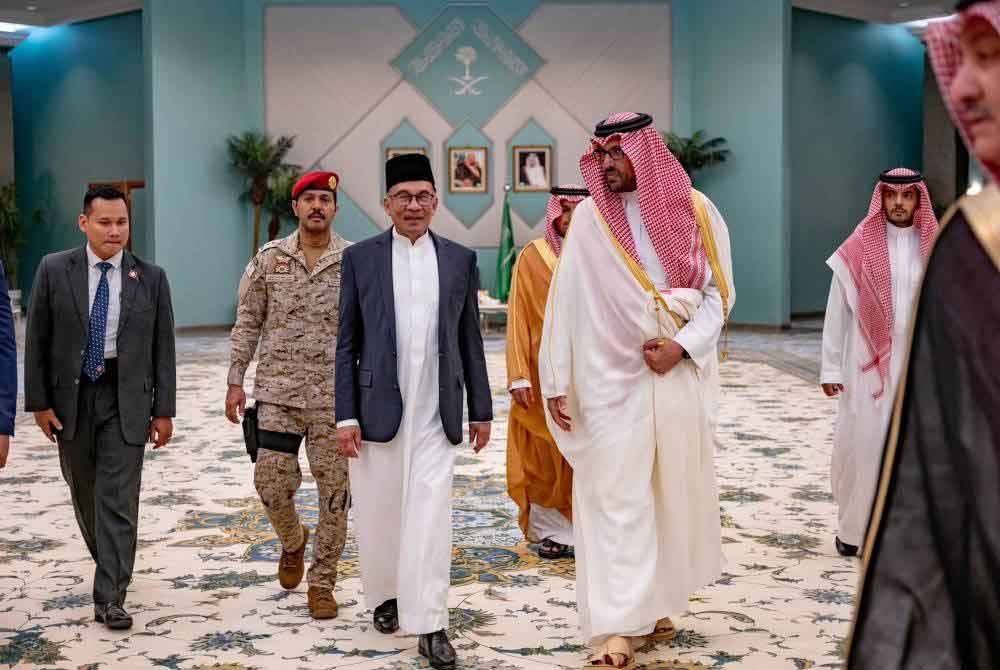 Anwar dan delegasi ketika melakukan lawatan rasmi ke Arab Saudi pada Mac lalu.