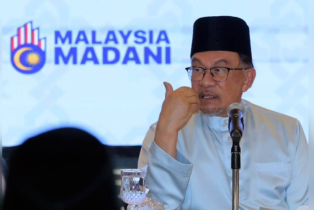 Anwar berucap pada Majlis Ilmu MADANI bersama Tokoh Maal Hijrah 2024 di Kompleks Seri Perdana malam Rabu. Foto Bernama