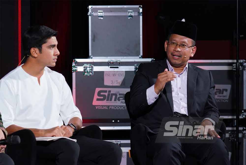 Suhaizan (kanan) semasa program Wacana Sinar edisi 447 bertajuk “Nak Peruntukan Kena Lari?” yang berlangsung di Kompleks Kumpulan Karangkraf pada Rabu. FOTO: SINAR HARIAN / MOHD HALIM ABDUL WAHID