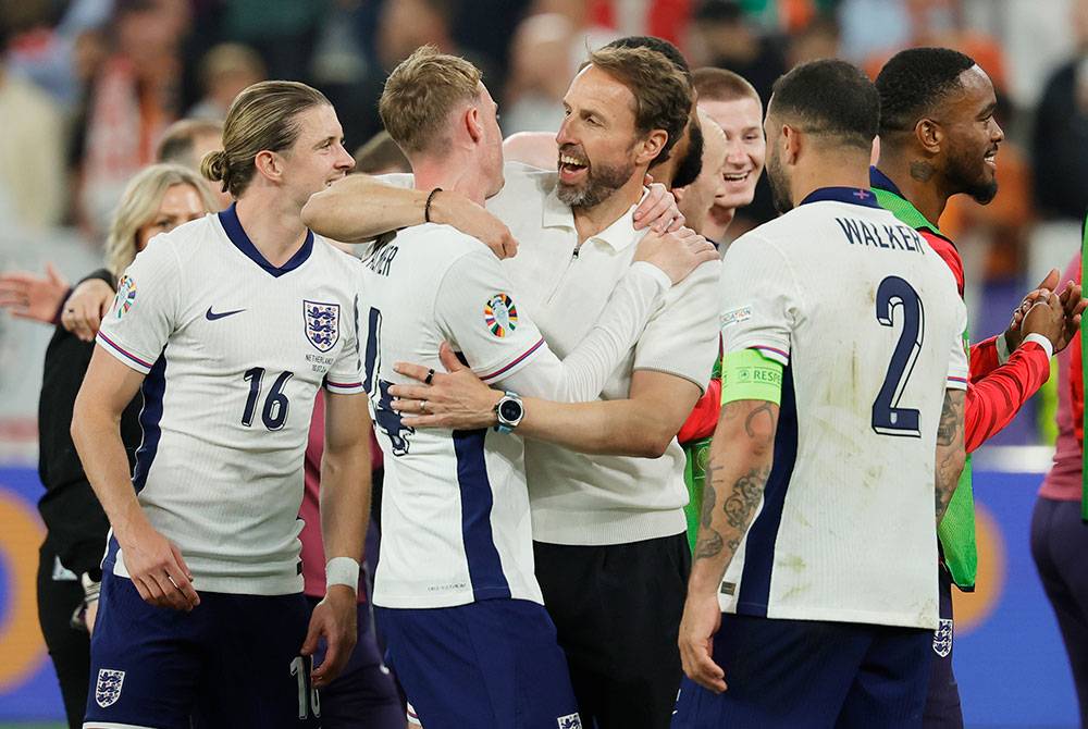 Southgate (tengah) meraikan kejayaan England dengan para pemain. FOTO: EPA