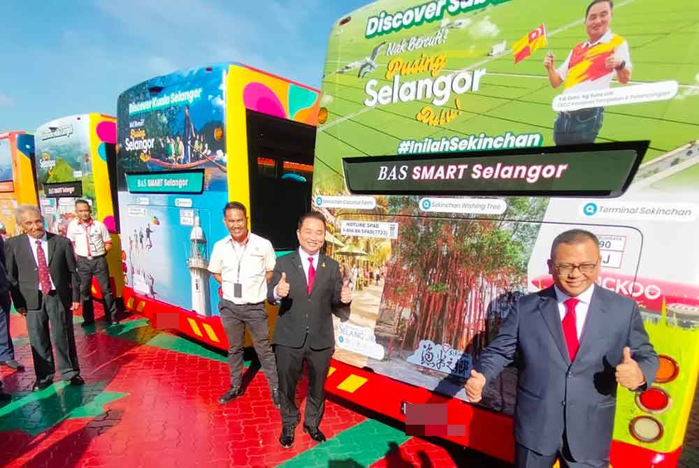 Amirudin (kanan) dan Suee Lim (tengah) bergambar bersama selepas Majlis Pelancaran Iklan Panel Belakang Bas Smart Selangor di pekarangan parkir Wisma Dewan Undangan Negeri Selangor di sini.