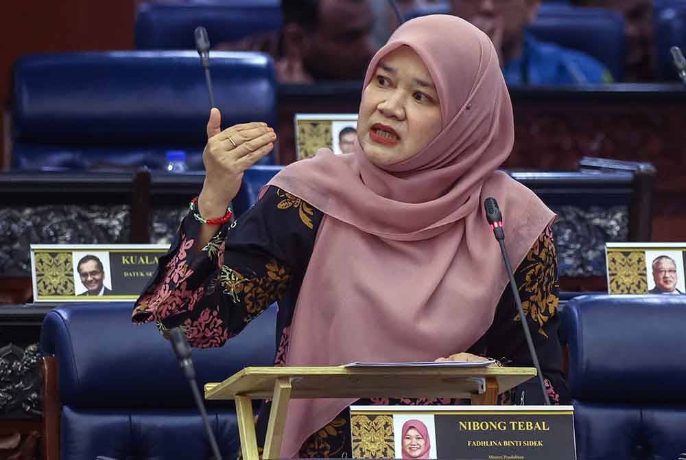 Menteri Pendidikan Fadhlina Sidek ketika sesi soal jawab Pertanyaan-Pertanyaan Jawab Lisan pada persidangan Dewan Rakyat di Bangunan Parlimen pada Khamis. Foto Bernama